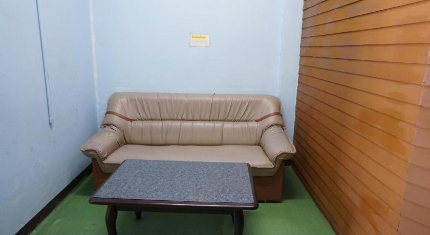 Oyo 730 Meedee Hostel Bangkok Eksteriør bilde